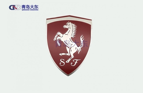 Gepersonaliseerd metaal auto logo ideaal voor uw branding strategie