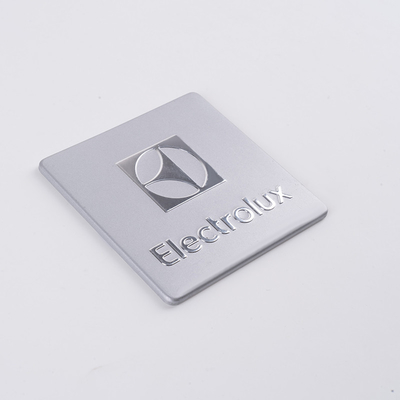 Rechtstreekse verkoop van professionele elektrogebouwde nikkelmetalen logo's voor OEM-installatie