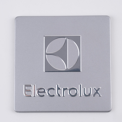 Rechtstreekse verkoop van professionele elektrogebouwde nikkelmetalen logo's voor OEM-installatie